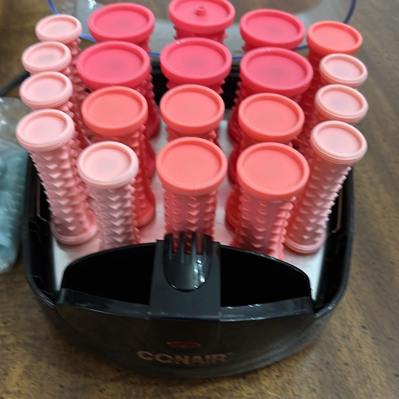 Contain Hot Rollers in convenient stylish carry all bag. - Picture 3 of 10